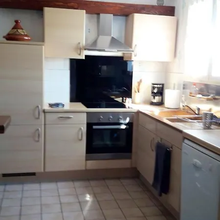 With 2 Bedrooms In With Shared Pool Furnished Balcony And Wifi 168 Km From The Beach Apartamento *