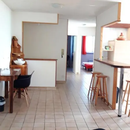 With 2 Bedrooms In With Shared Pool Furnished Balcony And Wifi 168 Km From The Beach Apartamento Toulouse