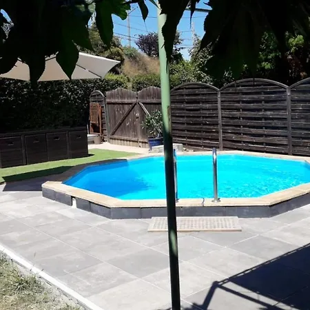 With 2 Bedrooms In With Shared Pool Furnished Balcony And Wifi 168 Km From The Beach Apartamento Toulouse
